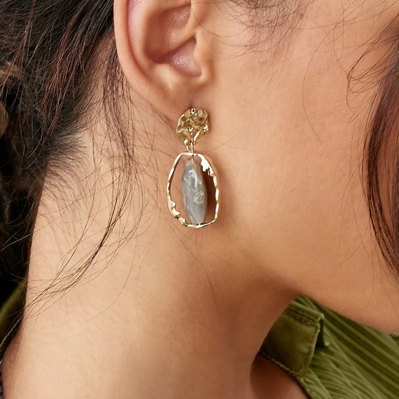 Mona Lisa Earrings Grey - Picture 2 of 4